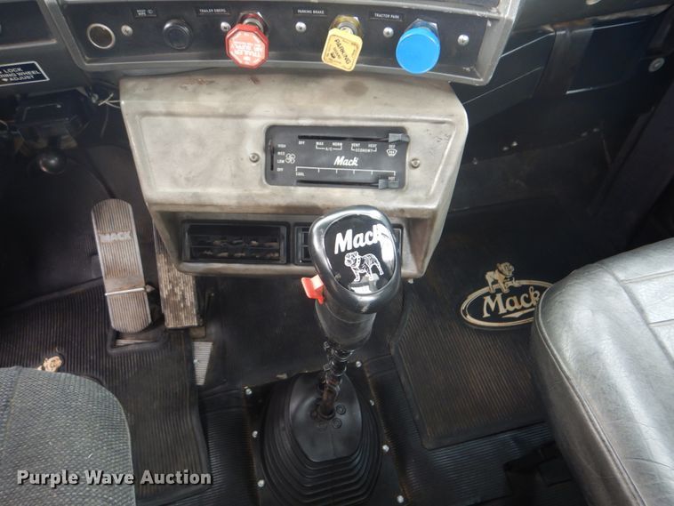 image for item GF9016 2001 Mack RD688S truck chassis