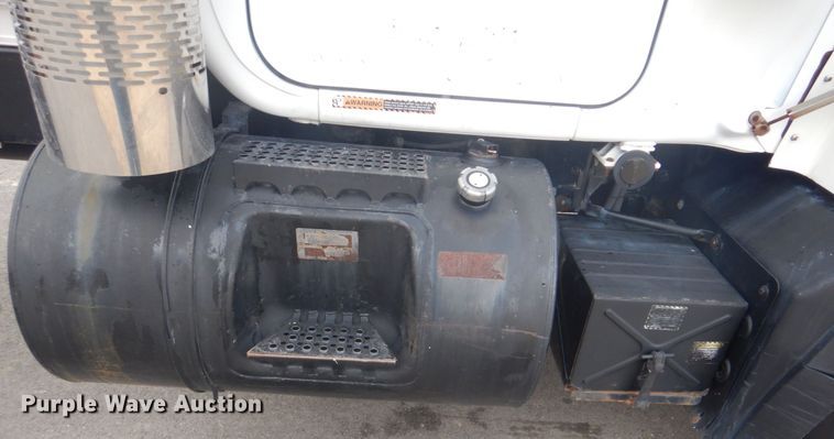 image for item GF9016 2001 Mack RD688S truck chassis