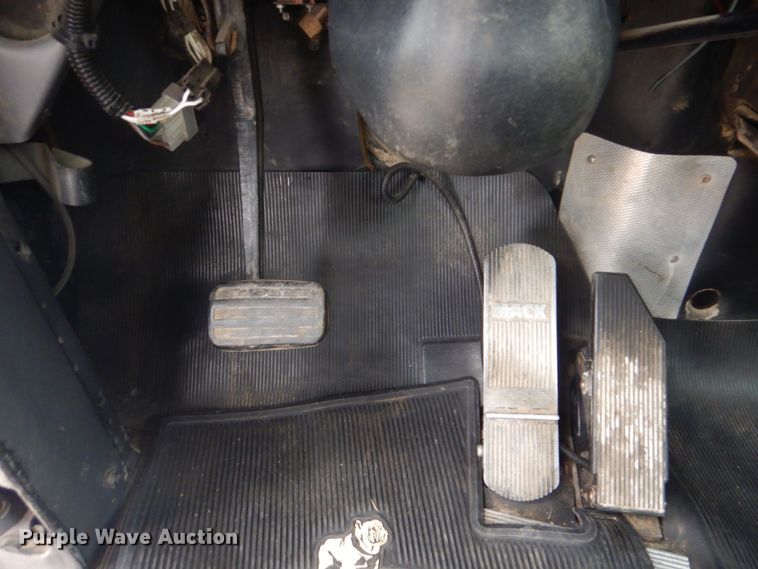 image for item GF9016 2001 Mack RD688S truck chassis