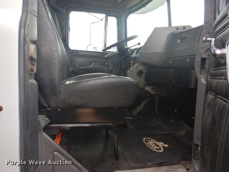 image for item GF9016 2001 Mack RD688S truck chassis