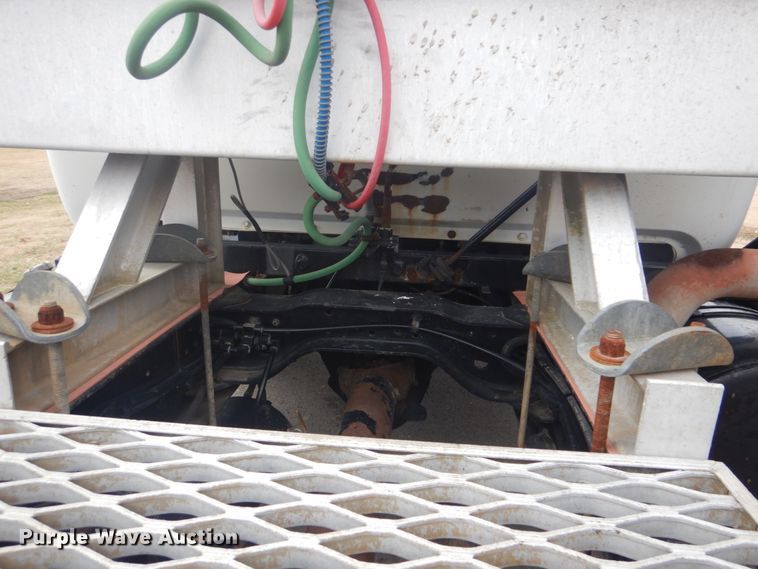 image for item GF9016 2001 Mack RD688S truck chassis