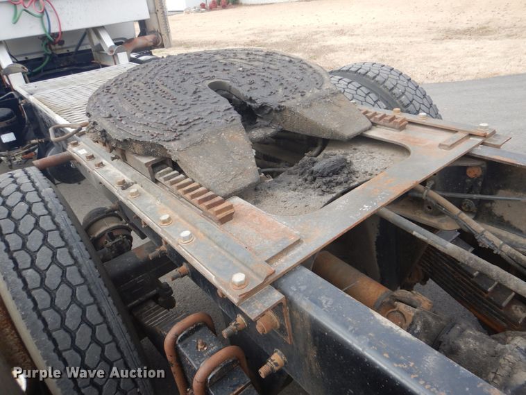 image for item GF9016 2001 Mack RD688S truck chassis