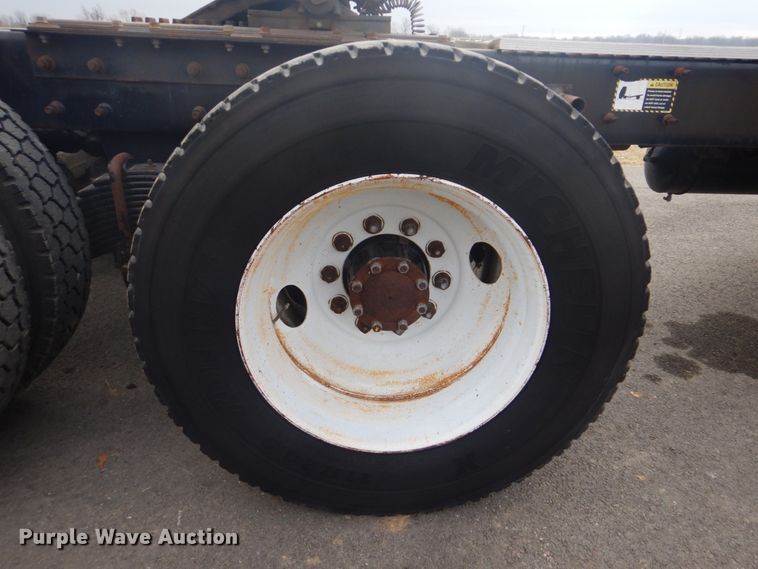 image for item GF9016 2001 Mack RD688S truck chassis