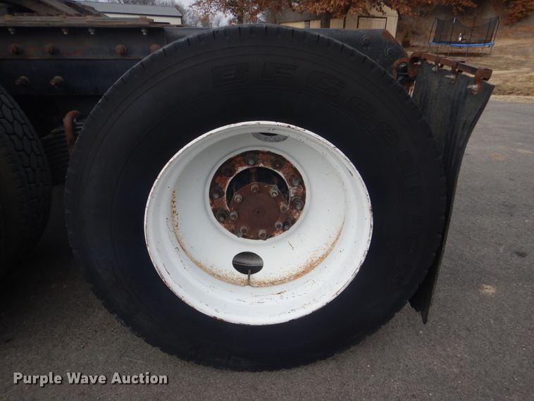 image for item GF9016 2001 Mack RD688S truck chassis