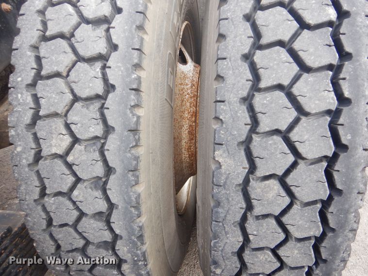 image for item GF9016 2001 Mack RD688S truck chassis