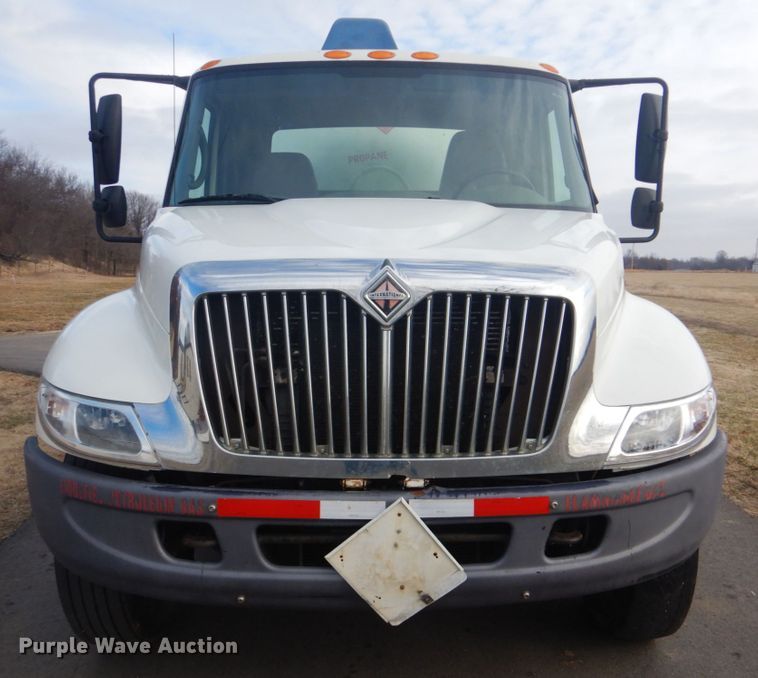 image for item GF9018 2004 International 4300 propane truck