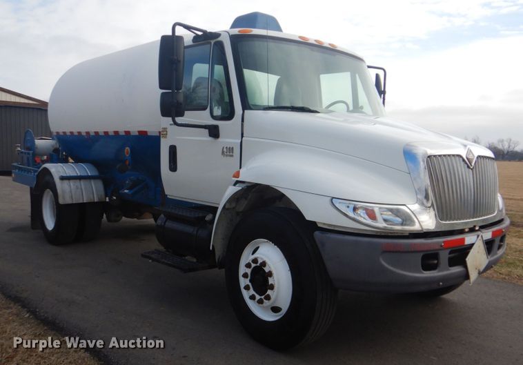 image for item GF9018 2004 International 4300 propane truck