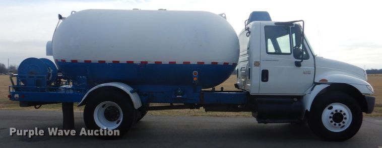 image for item GF9018 2004 International 4300 propane truck