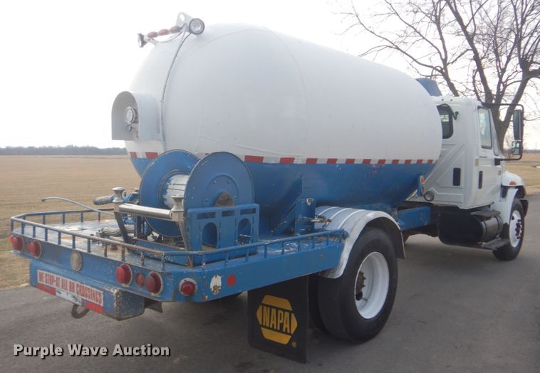 image for item GF9018 2004 International 4300 propane truck