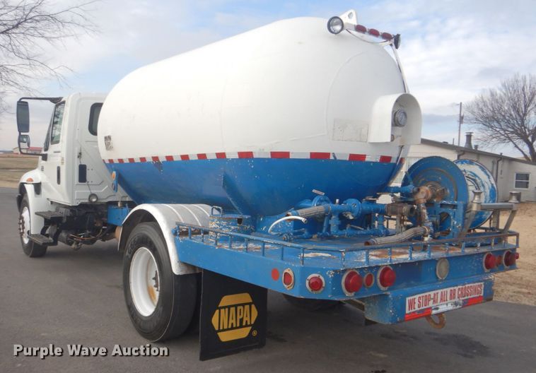 image for item GF9018 2004 International 4300 propane truck