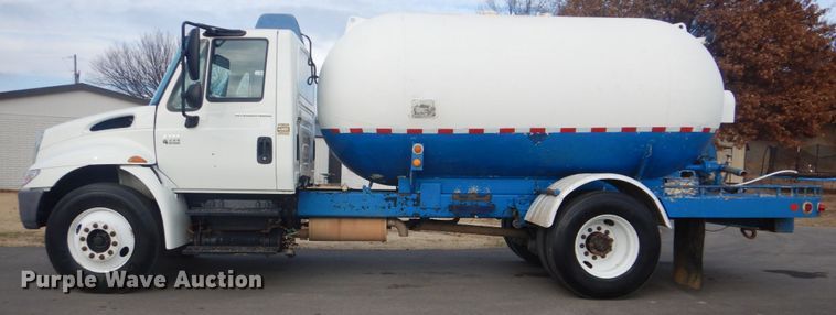 image for item GF9018 2004 International 4300 propane truck