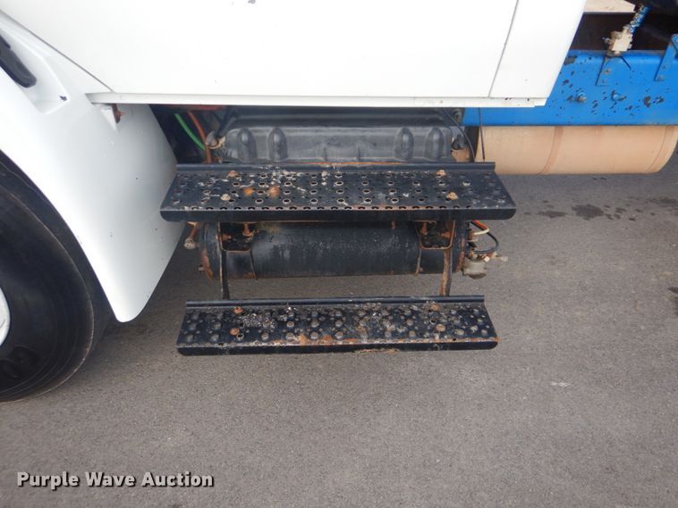 image for item GF9018 2004 International 4300 propane truck