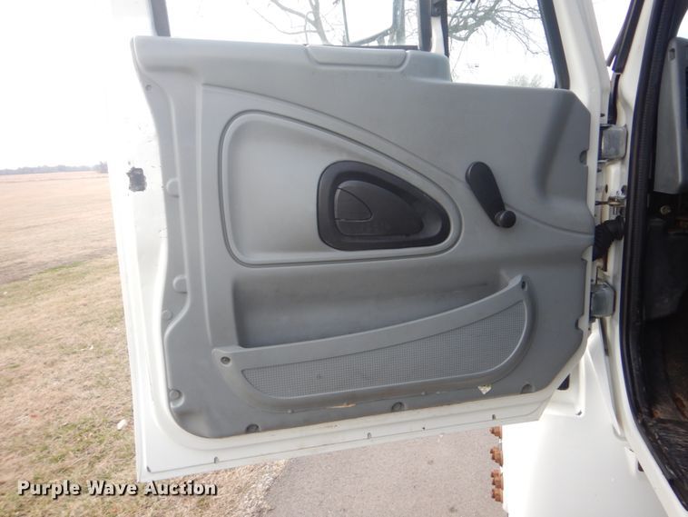 image for item GF9018 2004 International 4300 propane truck