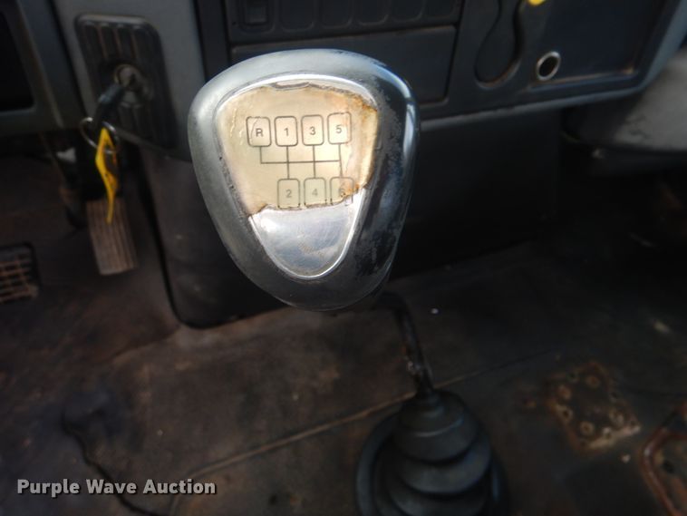 image for item GF9018 2004 International 4300 propane truck