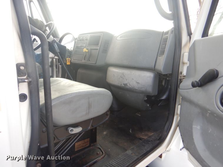 image for item GF9018 2004 International 4300 propane truck