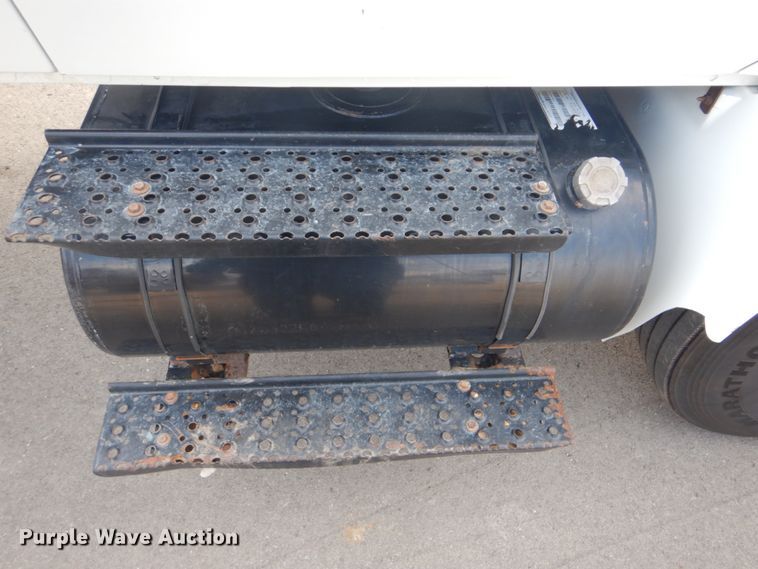 image for item GF9018 2004 International 4300 propane truck