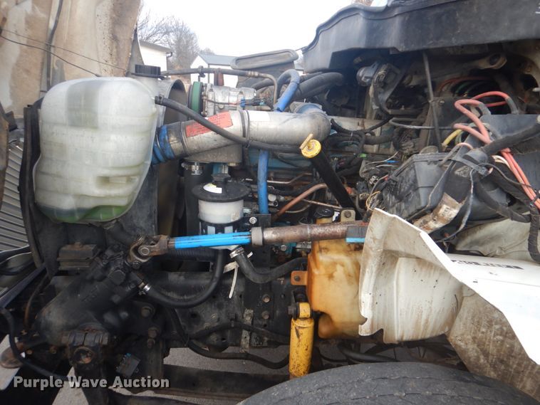 image for item GF9018 2004 International 4300 propane truck