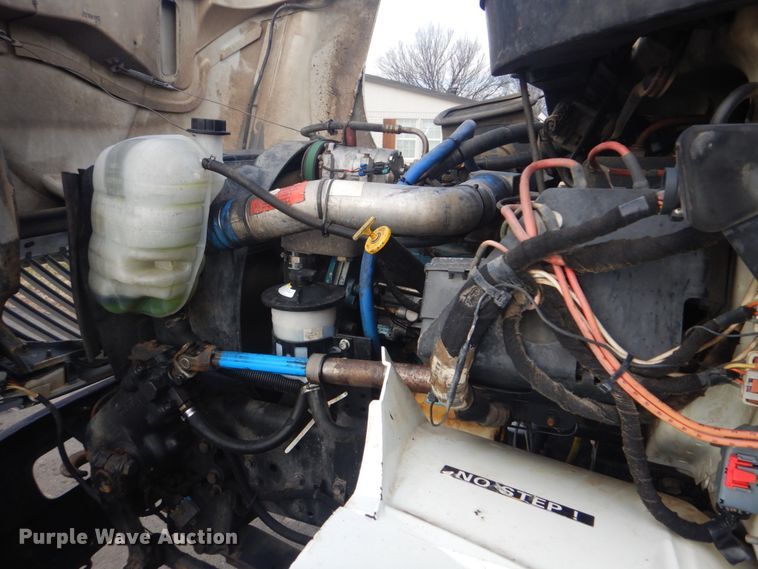 image for item GF9018 2004 International 4300 propane truck