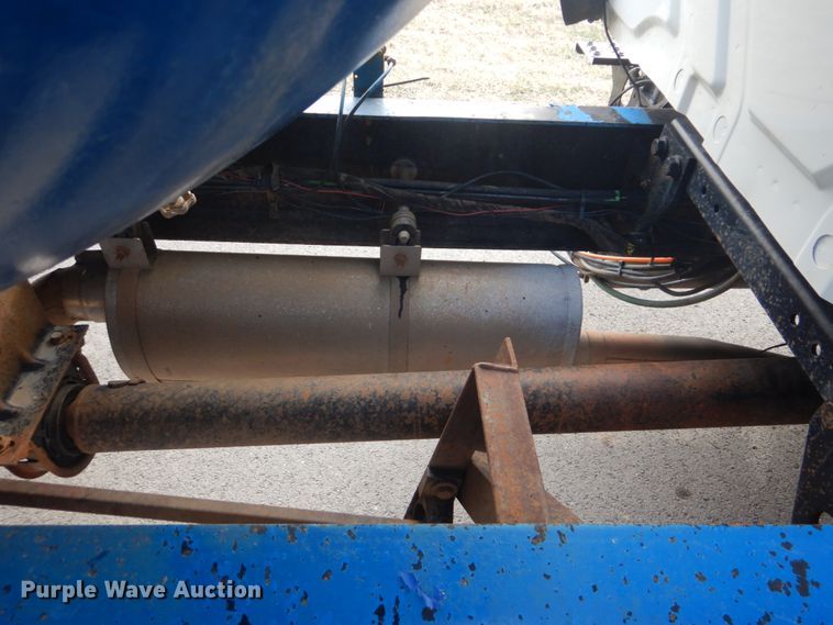 image for item GF9018 2004 International 4300 propane truck