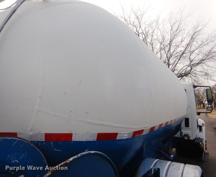 image for item GF9018 2004 International 4300 propane truck