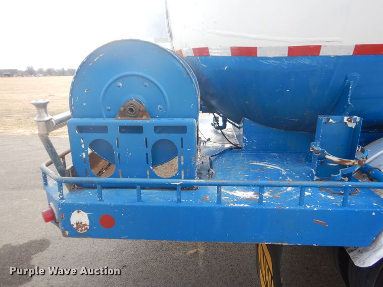 image for item GF9018 2004 International 4300 propane truck