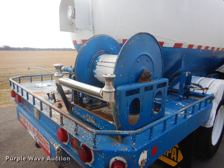 image for item GF9018 2004 International 4300 propane truck