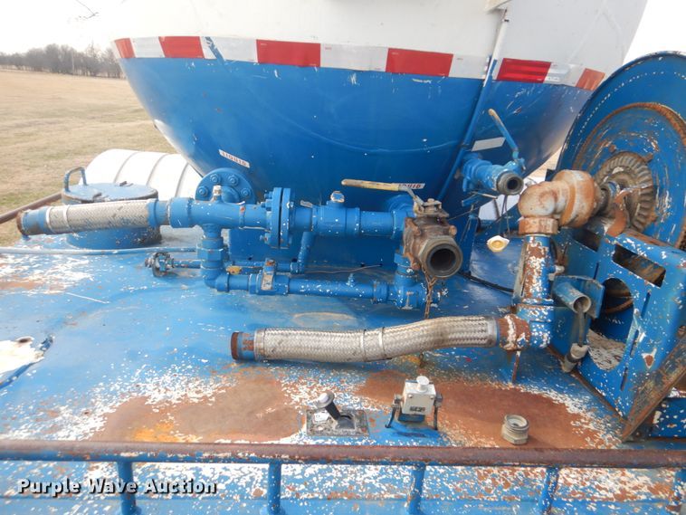 image for item GF9018 2004 International 4300 propane truck