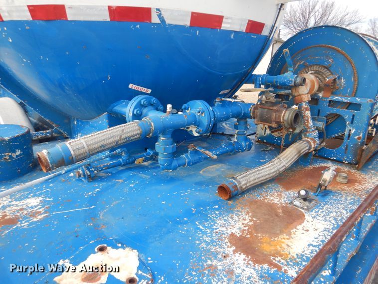 image for item GF9018 2004 International 4300 propane truck