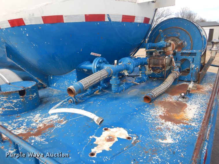 image for item GF9018 2004 International 4300 propane truck