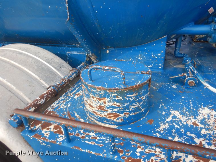 image for item GF9018 2004 International 4300 propane truck