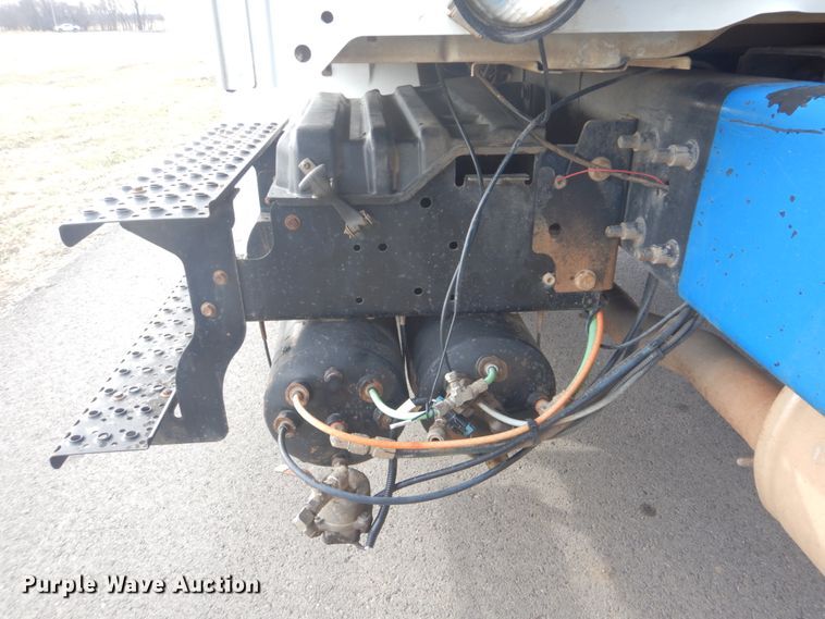 image for item GF9018 2004 International 4300 propane truck