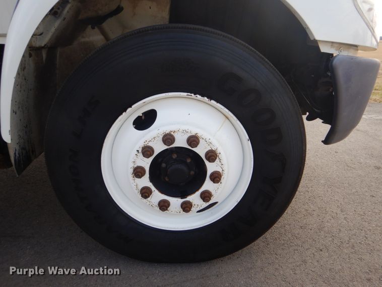 image for item GF9018 2004 International 4300 propane truck