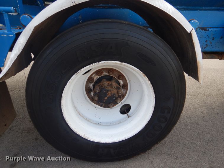 image for item GF9018 2004 International 4300 propane truck