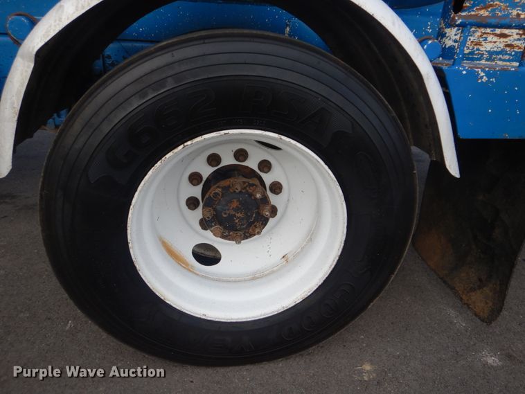 image for item GF9018 2004 International 4300 propane truck