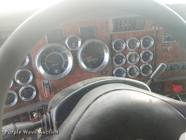 image for item H1247 2006 Kenworth T600 semi truck