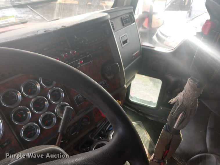 image for item H1247 2006 Kenworth T600 semi truck