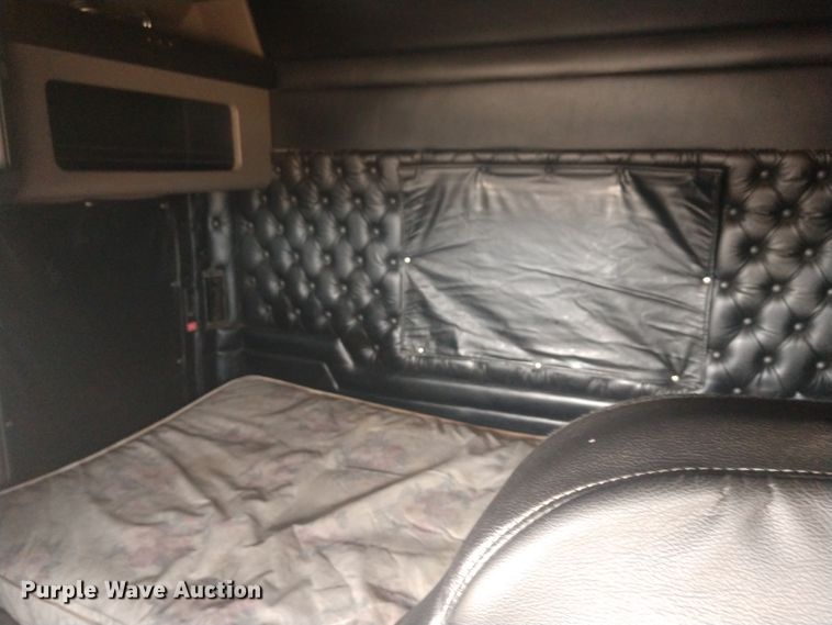 image for item H1247 2006 Kenworth T600 semi truck