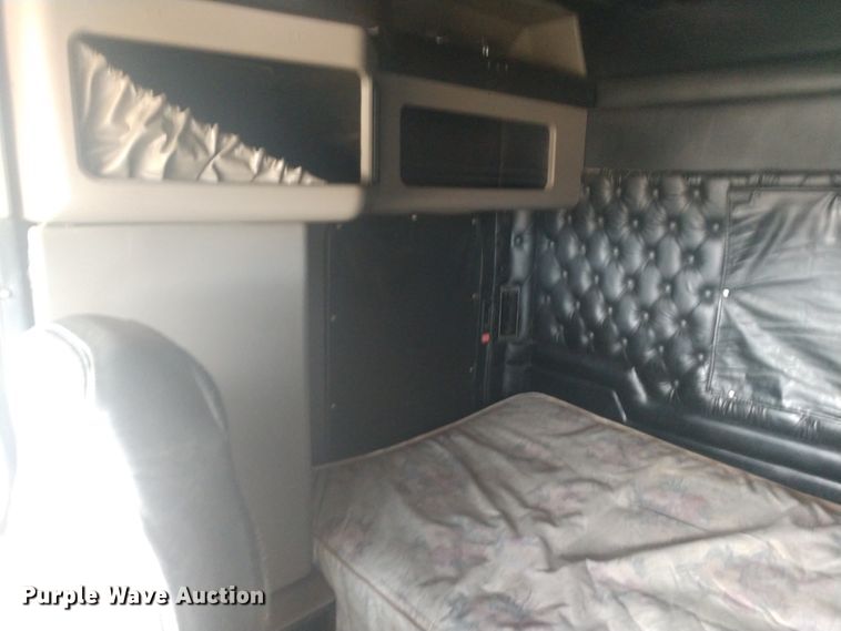 image for item H1247 2006 Kenworth T600 semi truck