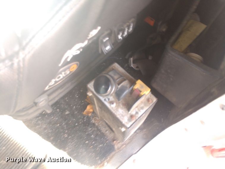 image for item H1247 2006 Kenworth T600 semi truck