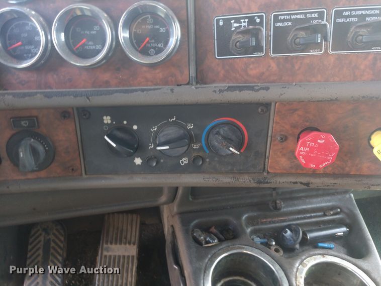 image for item H1247 2006 Kenworth T600 semi truck