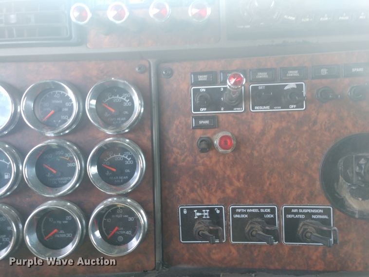 image for item H1247 2006 Kenworth T600 semi truck