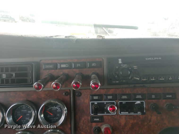 image for item H1247 2006 Kenworth T600 semi truck