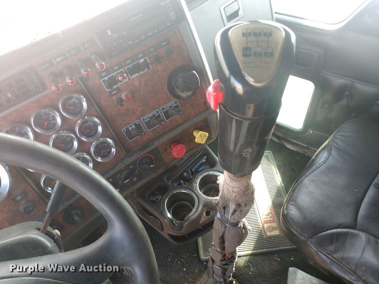 image for item H1247 2006 Kenworth T600 semi truck