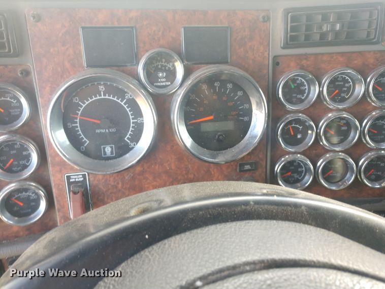 image for item H1247 2006 Kenworth T600 semi truck