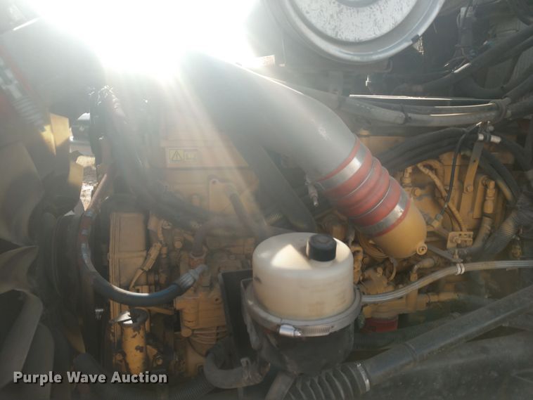 image for item H1247 2006 Kenworth T600 semi truck