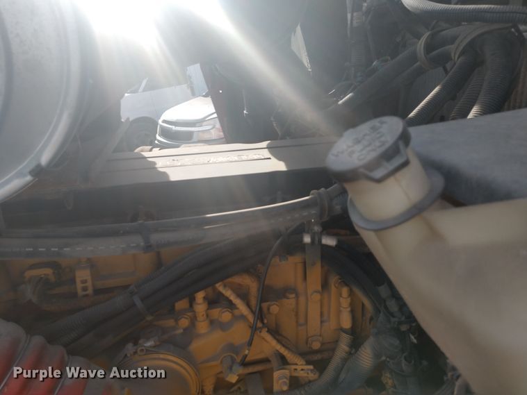 image for item H1247 2006 Kenworth T600 semi truck