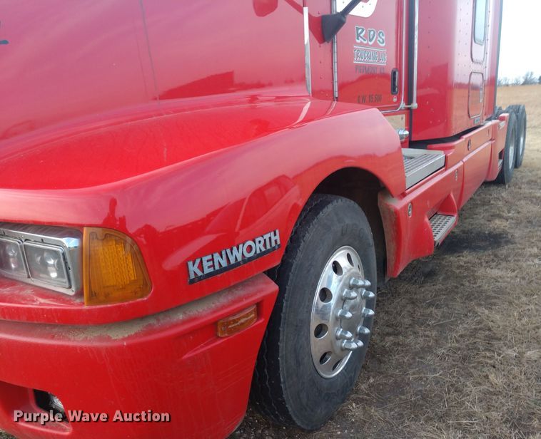 image for item H1247 2006 Kenworth T600 semi truck