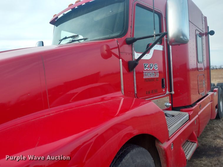 image for item H1247 2006 Kenworth T600 semi truck