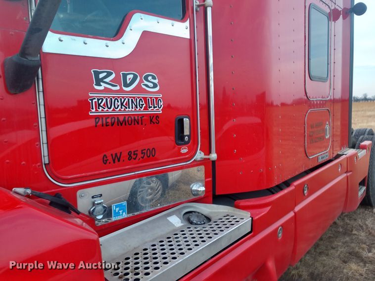 image for item H1247 2006 Kenworth T600 semi truck