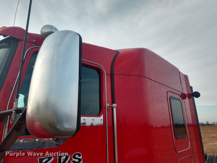 image for item H1247 2006 Kenworth T600 semi truck